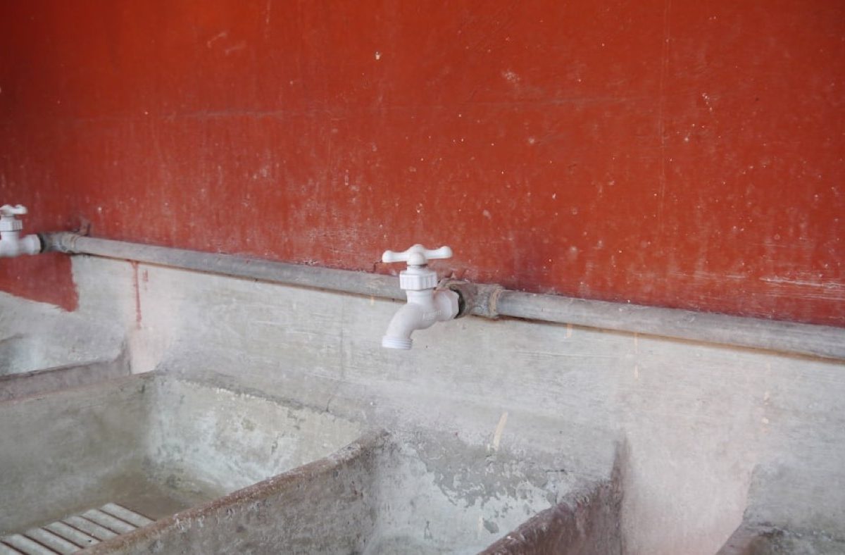 Fuite d'eau sous évier : que faire en urgence